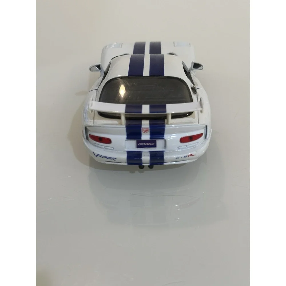 Maisto 1/24 Scale Die Cast Model Dodge Viper GT2 - White & Blue